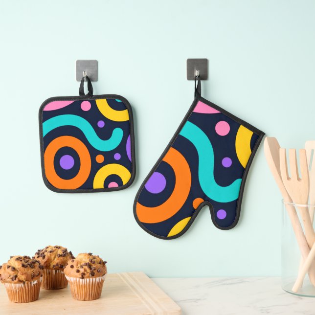 Bold Geometric Circles Oven Mitt & Pot Holder Set (Insitu(Hanging))