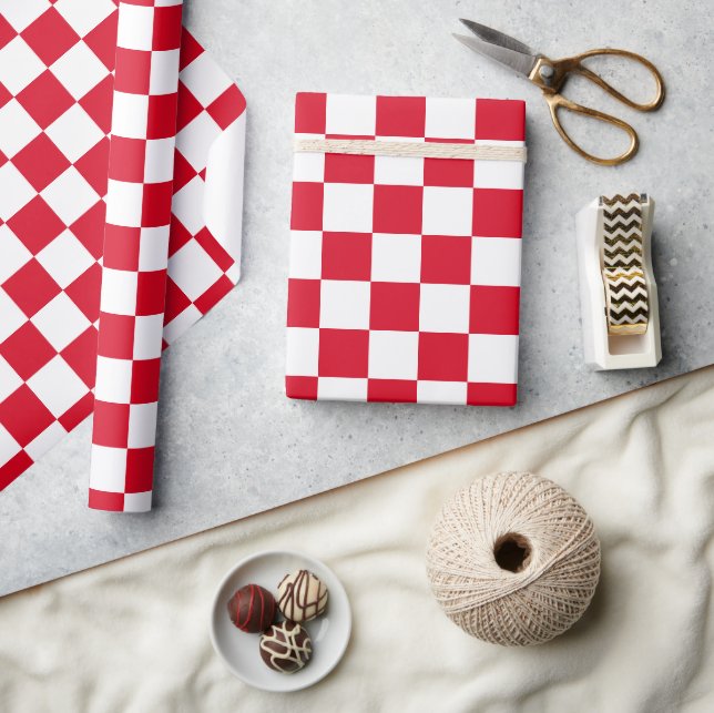 Bold Red and White Chequerboard Wrapping Paper (Crafts)