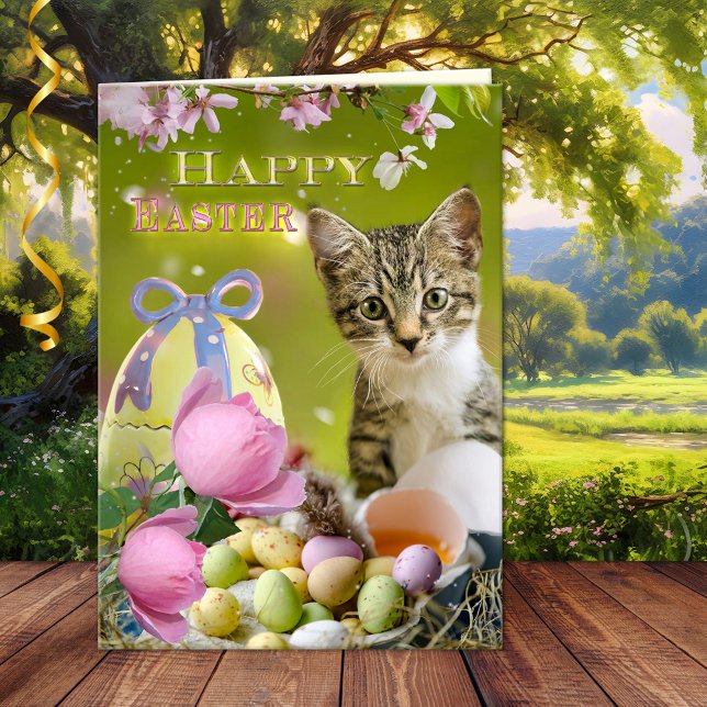Bonne carte de voeux de Pâques Cute Kitten (A happy Easter card featuring a cute kitten with eggs in a cheerful spring scene with pink flowers)