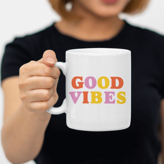 Bonnes vibes coloré typographie moderne Mug (Good vibes typography colorful font mug. Modern simple coffee mug gift for women. Positive quote)