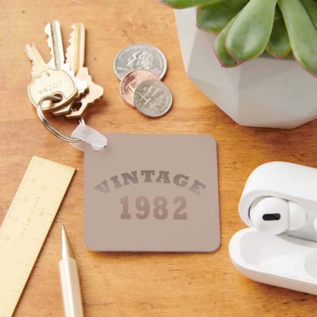 Born in 1982 vintage birthday keychain (Desk)