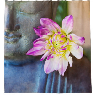 Bouddha et rideau en douche rose de dahlia