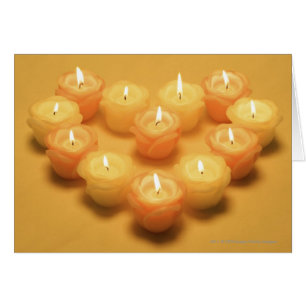 Bougies brûlantes disposées en forme de coeur
