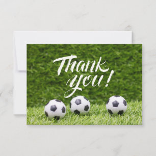 Boule de football avec Merci de mot sur herbe vert