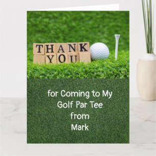 Boule de golf et tee de golf sur herbe verte carte