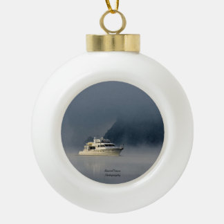 Boule En Céramique Bateau sur un Foggy Morning
