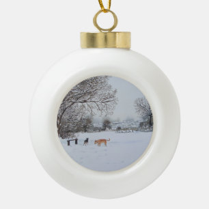 Boule En Céramique chiens jouant dans le paysage des neiges noël