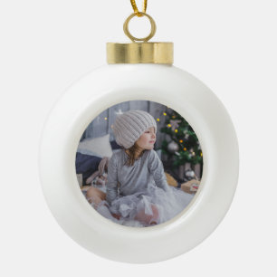 Boule En Céramique Cute little child girl and the Christmas tree .jp