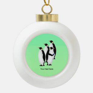 Boule En Céramique Pingouin Utilisant Un Téléphone Mobile