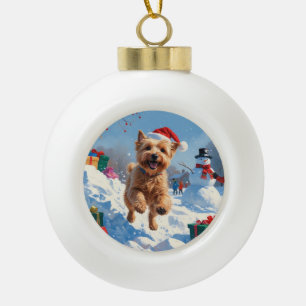 Boule En Céramique Terrier Wheaten courant dans la neige avec un chap
