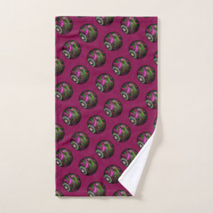 Boules de pelouse magenta chaudes, serviette à mai