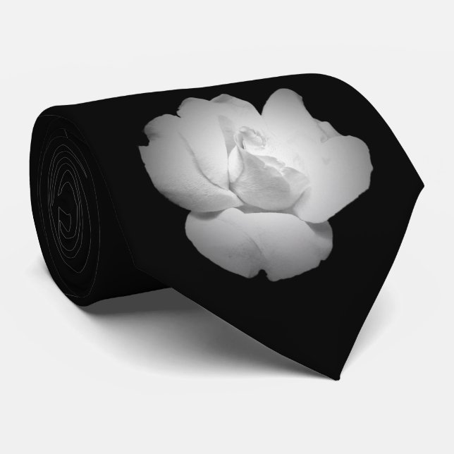Bourgeon de rose blanc sur la cravate noire (Roulé)