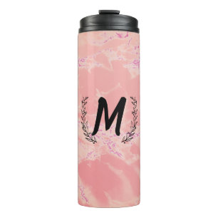 Bouteille de boisson de marbre rose isolée personn