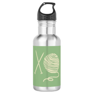Bouteille d'eau avec aiguilles à tricoter et fil
