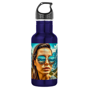 Bouteille D'eau Belle femme dans les lunettes de soleil La réflexi