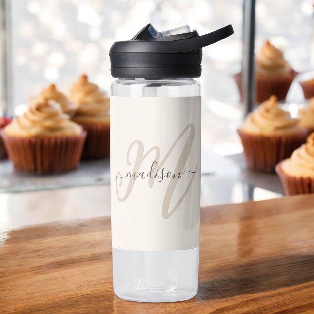 Bouteille D'eau Boho Stylish Script Monogramme et nom en beige (Personalize with any name and monogram for a great gift idea!)