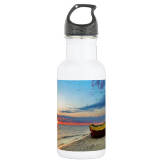 Bouteille D'eau En Acier Inoxydable Bateau Sur Une Plage