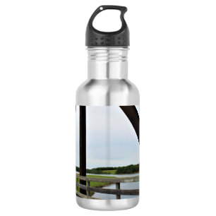 Bouteille D'eau Entre les barres de la rouille