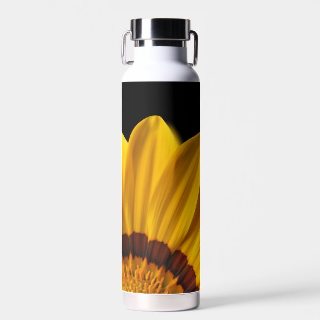 Bouteille D'eau Fleur jaune sur arrière - plan noir (Avant)
