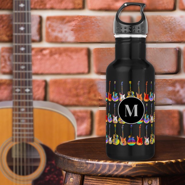 Bouteille D'eau Funky psychédélique Motif de guitare Monogramme (Colorful guitar pattern on black personalized monogram water bottle music lovers and guitar players)