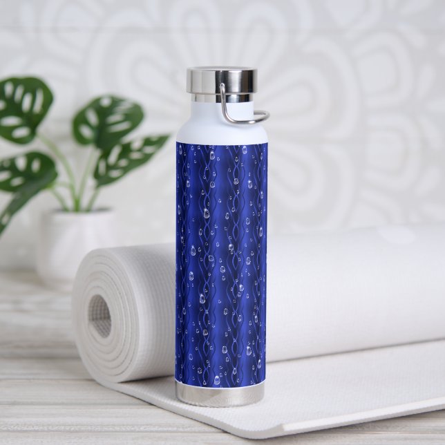 Bouteille D'eau gouttes de pluie sur le métal bleu (Yoga)