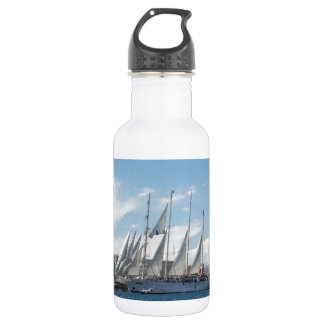 Bouteille D'eau Grand Navire Qui Voit Hors Du Port