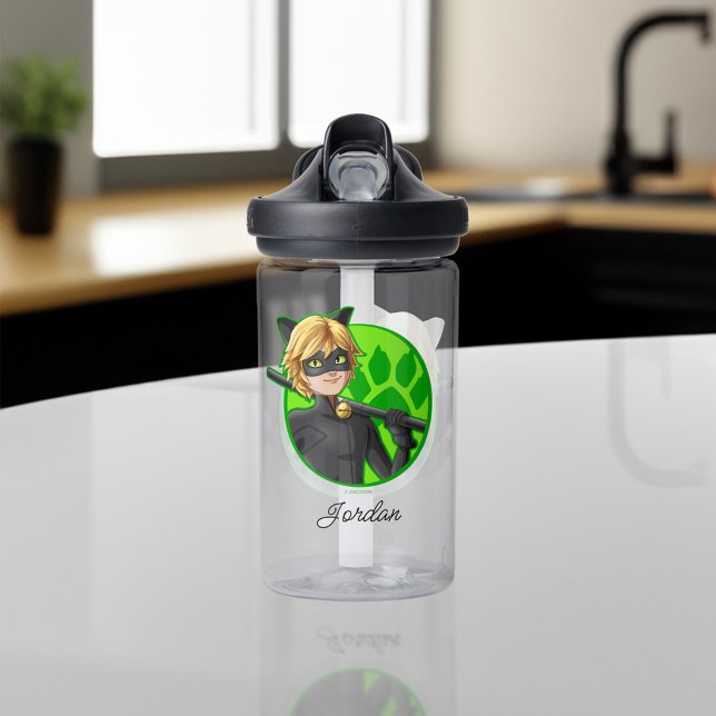 Bouteille D'eau Insigne vert Cat Noir (Water bottle on counter)