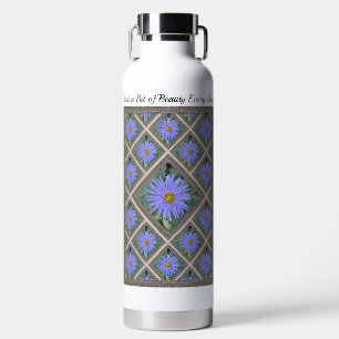 Bouteille d'eau isolée avec Asters bleus