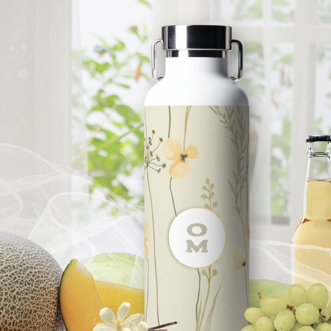 Bouteille D'eau Monogramme floral moderne clair jaune vert grand (Sage Yellow Wildflower Water Bottle ©Susanne Sachers - Sunny Mind 🌞)