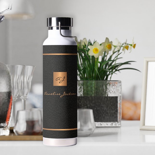 Bouteille D'eau Monogramme noir or moderne et nom personnalisé (Créateur téléchargé)