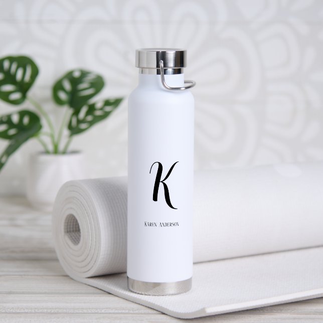 Bouteille D'eau Nom du monogramme noir et blanc moderne (Yoga (pivoté))