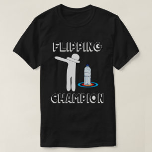 Bouteille d'eau renversant le T-shirt tamponnant