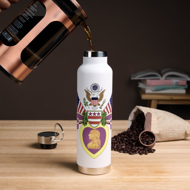 Bouteille D'eau Vacuum en cuivre à coeur mauve isolé (Gym)