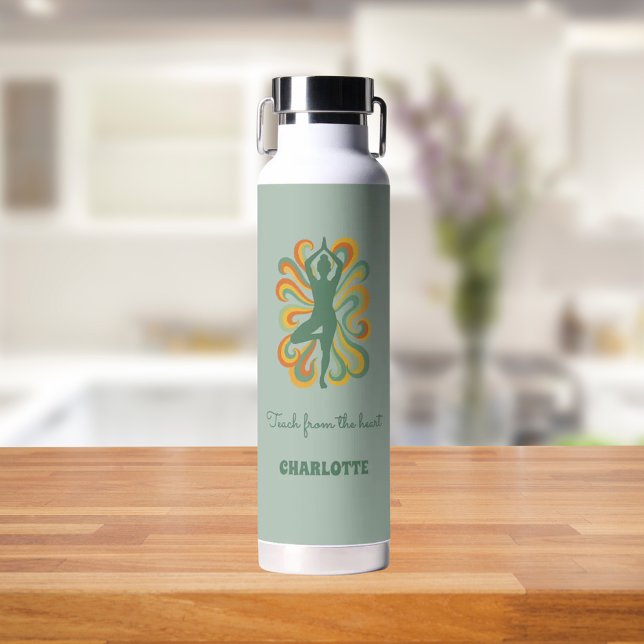 Bouteille D'eau Yoga instructor retro swirls name quote sage green (Créateur téléchargé)