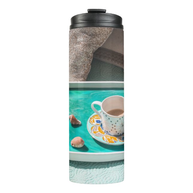 Bouteille en céramique blanche sur plateau de serv (Devant)