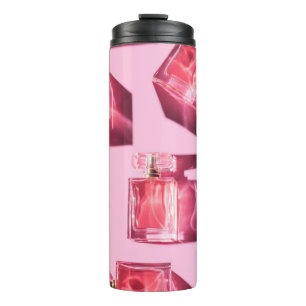 Bouteilles de parfum, arrière - plan rose, plat