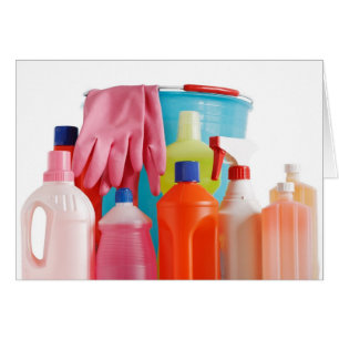 bouteilles et seau détersifs