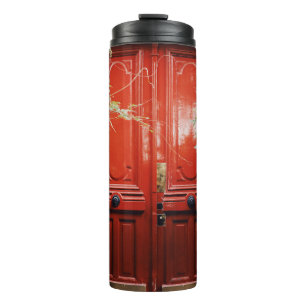 BOUTEILLES ISOTHERMES BÂTIMENT BLANC MONTRANT FERMÉ PORTE EN BOIS ROUGE