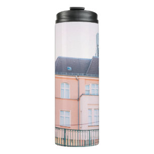 BOUTEILLES ISOTHERMES BÂTIMENT EN BÉTON ORANGE ET BLANC