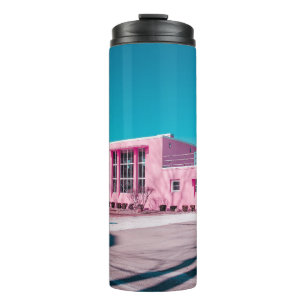 Bouteilles Isothermes Bâtiment en béton rose dans un ciel bleu clair