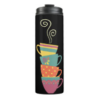 Café tasses empilées tourbillonner vapeur