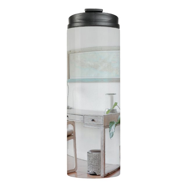 BOUTEILLES ISOTHERMES EMPTY DESK NEAR CURTAIN (Devant)