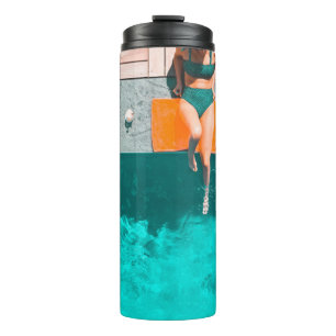 Bouteilles Isothermes Femme allongée au bord de la piscine le matin