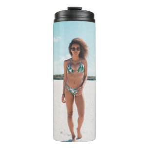 Bouteilles Isothermes Femme en bikini debout sur le sable