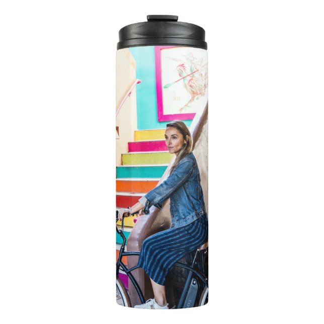 Bouteilles Isothermes Femme portant veste et shorts en denim bleu  (Devant)