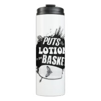 Il place la Lotion dans le panier