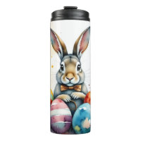 Joli lapin de Pâques avec des œufs peints colorés