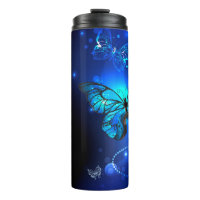 Le papillon morpho dans l'Arrière - plan sombre