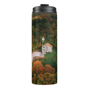 BOUTEILLES ISOTHERMES MAISON BLANCHE ET BROWN ENTOURÉE D'ARBRES