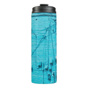 BOUTEILLES ISOTHERMES MÈTRE ÉLECTRIQUE SUR MUR EN BRIQUE BLEUE